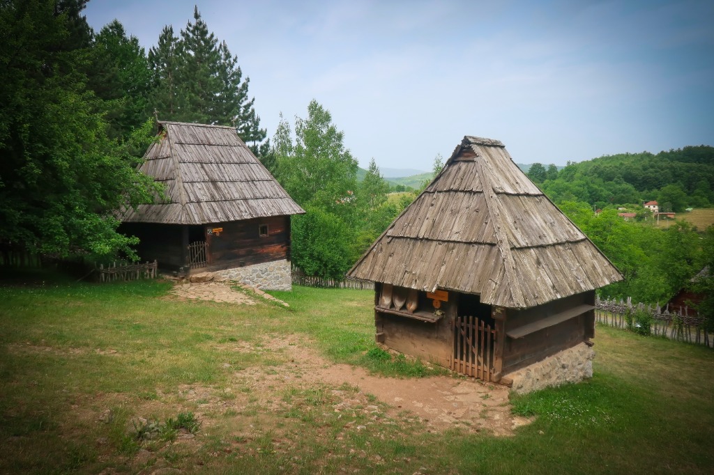Kako se pripremiti za boravak u planinskim brvnarama i kolibama: Sveobuhvatni vodič za nezaboravno iskustvo